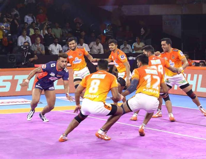 Bengal Warrirors Maninder Singh showcases his raiding skills against Puner Paltan Bengal Warrirors Maninder Singh showcases his raiding skills against Puner Paltan