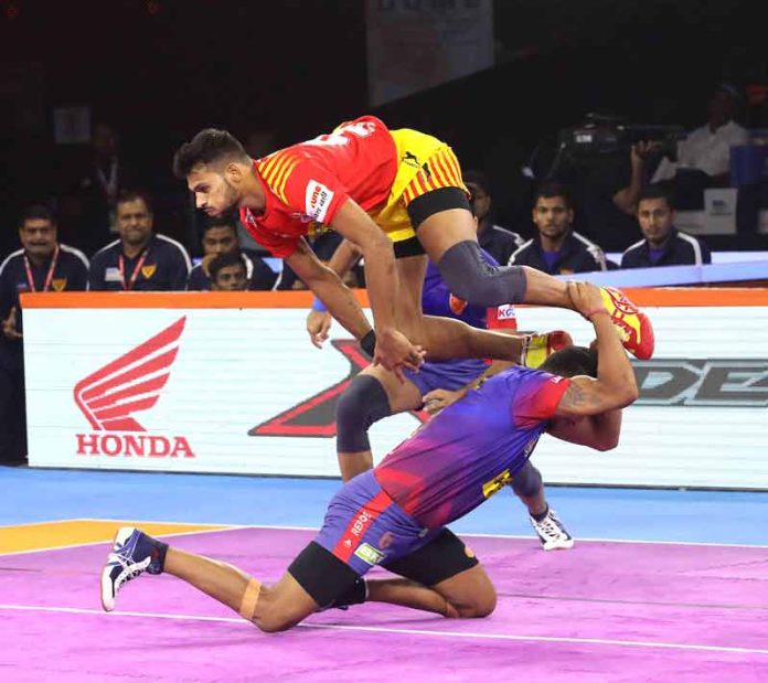Gujarat Fortunegiants Sachin showcases his raiding skills against Dabang Delhi KC Gujarat Fortunegiants Sachin showcases his raiding skills against Dabang Delhi KC