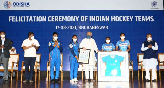 Navin Patnaik Indian Women hockey team Navin Patnaik Indian Women hockey team